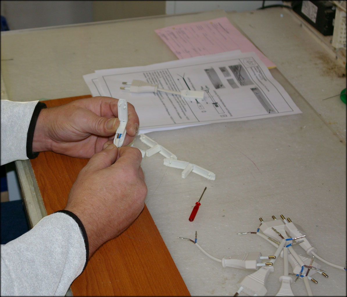 Stecker werden nach Anleitung von Hand montiert
